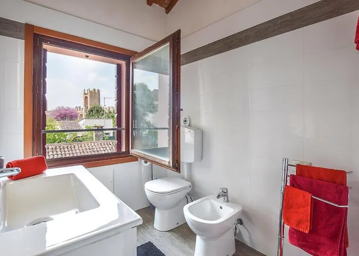 2 Bed-sleeps 6-aircon-town Centre-free Parking Lägenhet