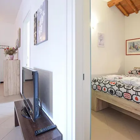 Apartment 2 Bed-sleeps 6-aircon-town Centre-free Parking *