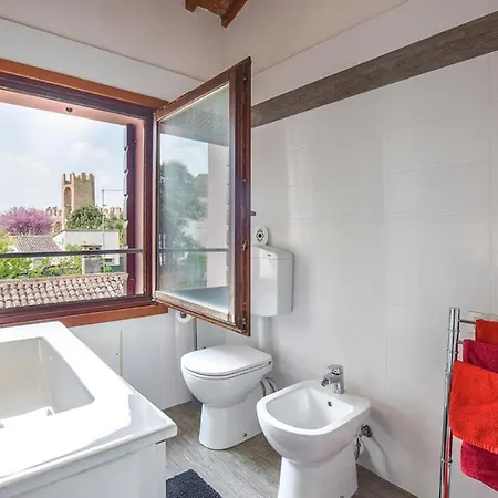 2 Bed-sleeps 6-aircon-town Centre-free Parking Apartment