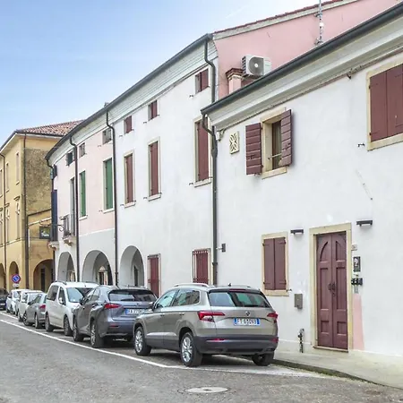 2 Bed-sleeps 6-aircon-town Centre-free Parking Apartment