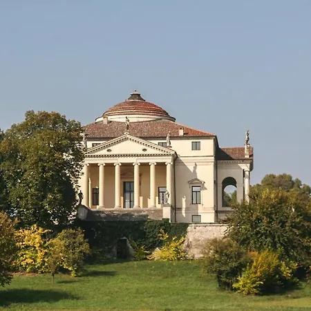 2 Bed-sleeps 6-aircon-town Centre-free Parking Apartment